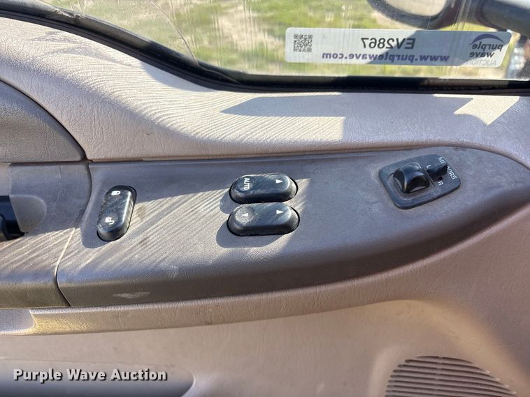 image for item EV2867 2003 Ford F350 Super Duty pickup truck cab and chassis