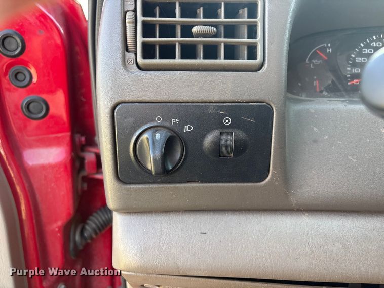 image for item EV2867 2003 Ford F350 Super Duty pickup truck cab and chassis