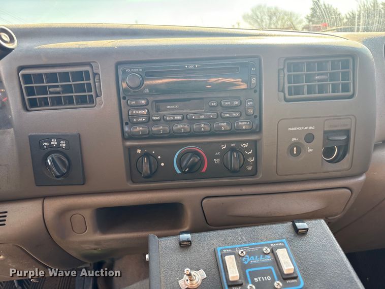 image for item EV2867 2003 Ford F350 Super Duty pickup truck cab and chassis