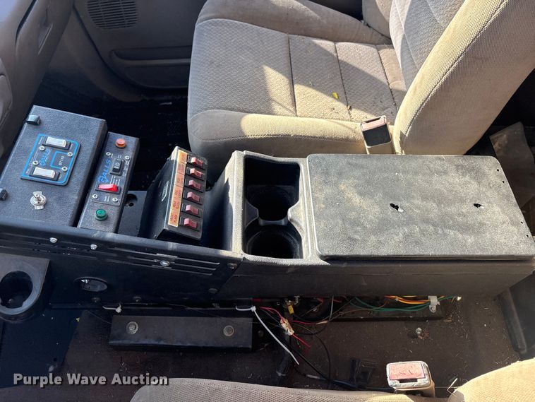 image for item EV2867 2003 Ford F350 Super Duty pickup truck cab and chassis