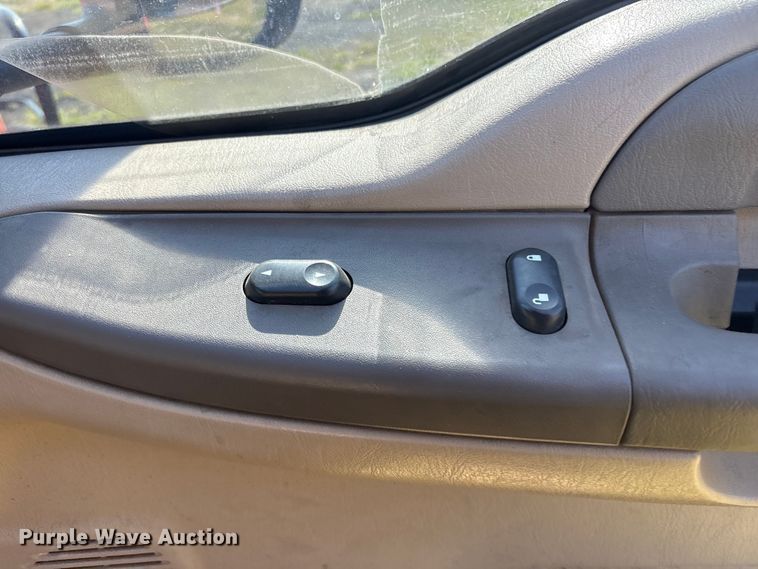 image for item EV2867 2003 Ford F350 Super Duty pickup truck cab and chassis