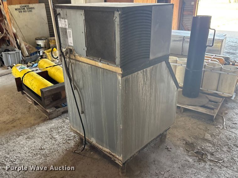 image for item EV2872 Manitowoc Ice B400 ice machine