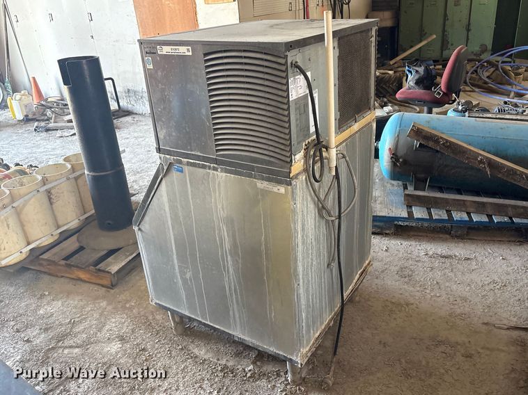 image for item EV2872 Manitowoc Ice B400 ice machine