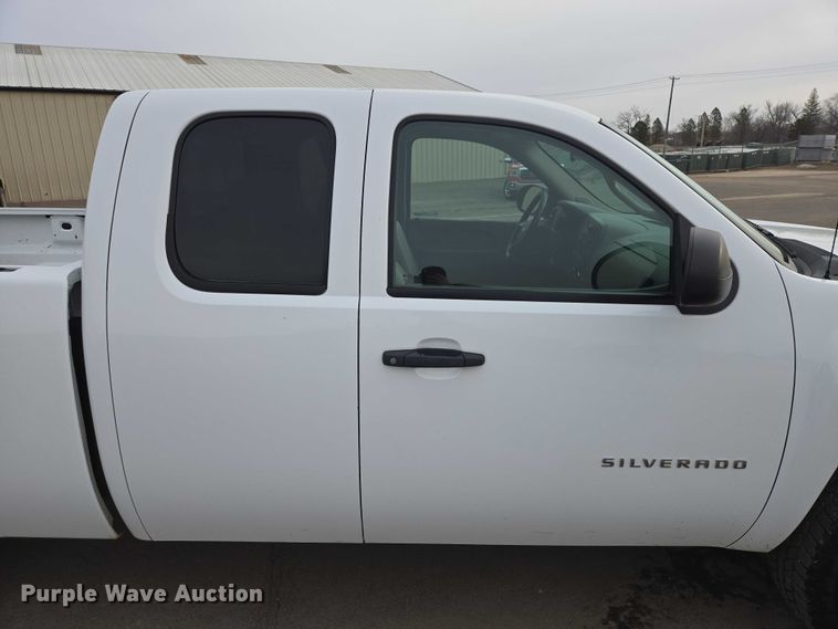 image for item EV5698 2011 Chevrolet Silverado 1500 Ext. Cab pickup truck