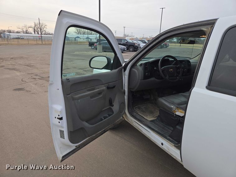 image for item EV5698 2011 Chevrolet Silverado 1500 Ext. Cab pickup truck