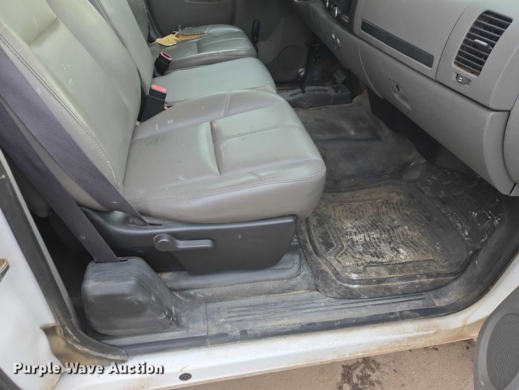 image for item EV5698 2011 Chevrolet Silverado 1500 Ext. Cab pickup truck