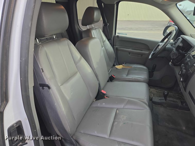 image for item EV5698 2011 Chevrolet Silverado 1500 Ext. Cab pickup truck