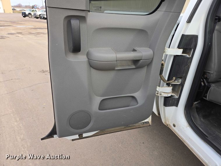 image for item EV5698 2011 Chevrolet Silverado 1500 Ext. Cab pickup truck