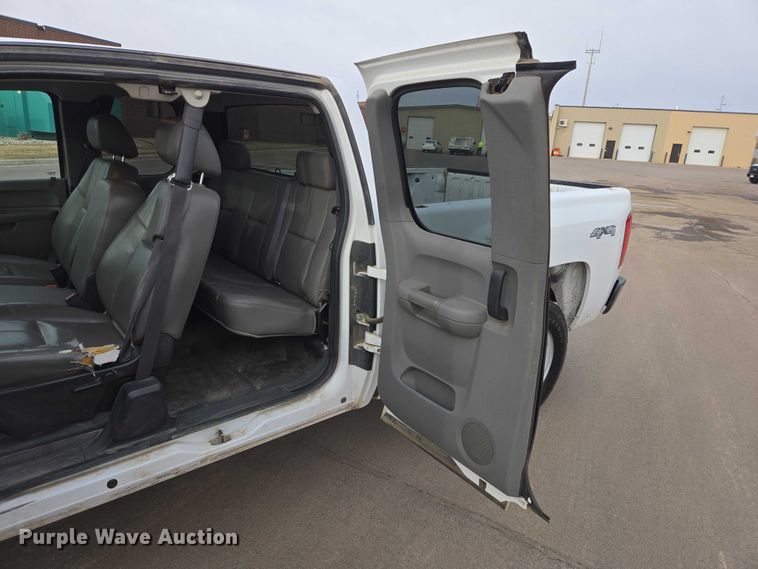 image for item EV5698 2011 Chevrolet Silverado 1500 Ext. Cab pickup truck