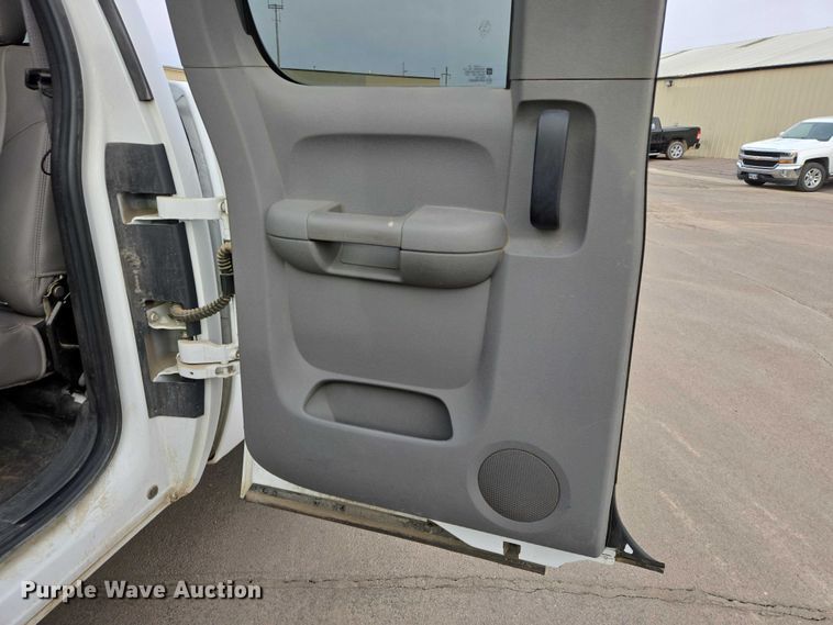 image for item EV5698 2011 Chevrolet Silverado 1500 Ext. Cab pickup truck