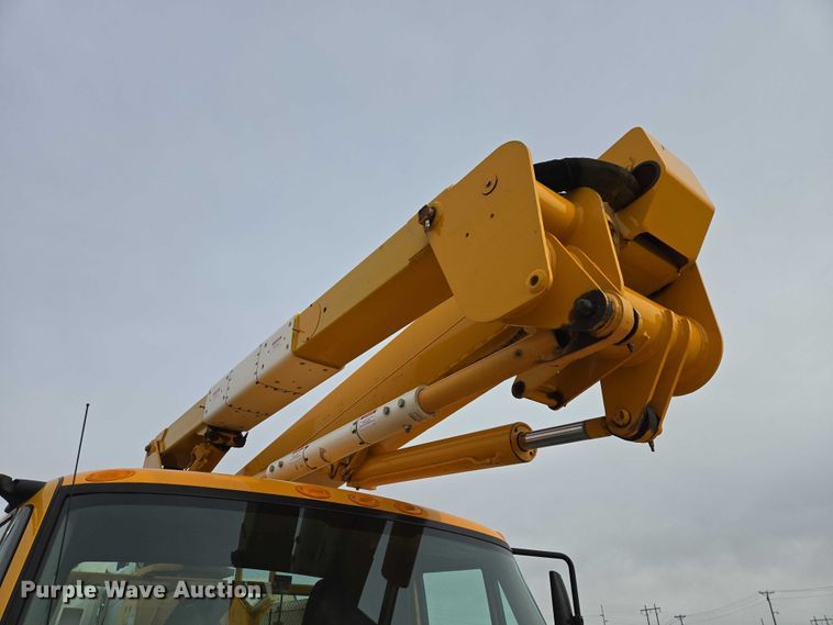 image for item EV5699 2012 International Durastar 4400 bucket truck