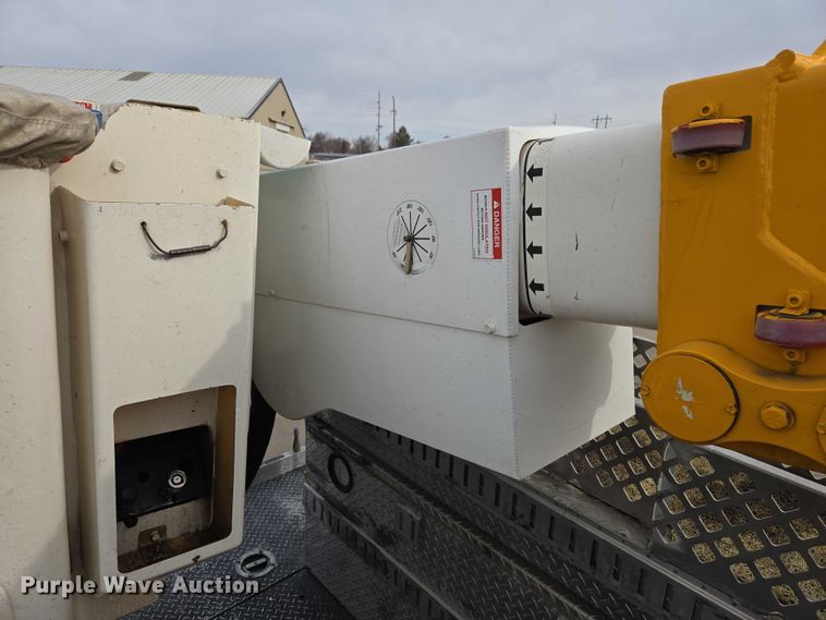 image for item EV5699 2012 International Durastar 4400 bucket truck