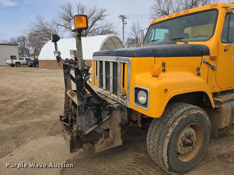 image for item EV5711 1998 International 2554 dump truck