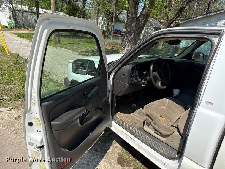 image for item EV7669 2004 Chevrolet 1500 pickup truck