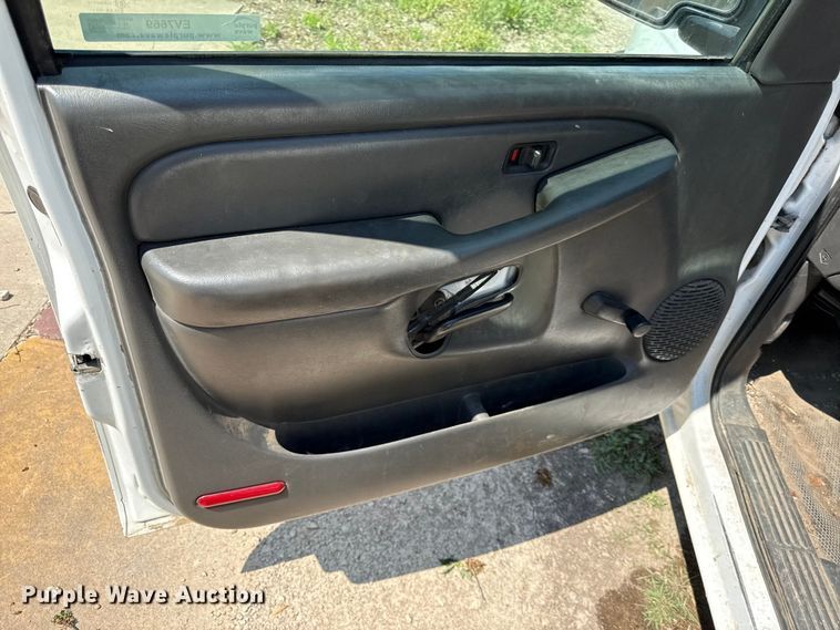 image for item EV7669 2004 Chevrolet 1500 pickup truck