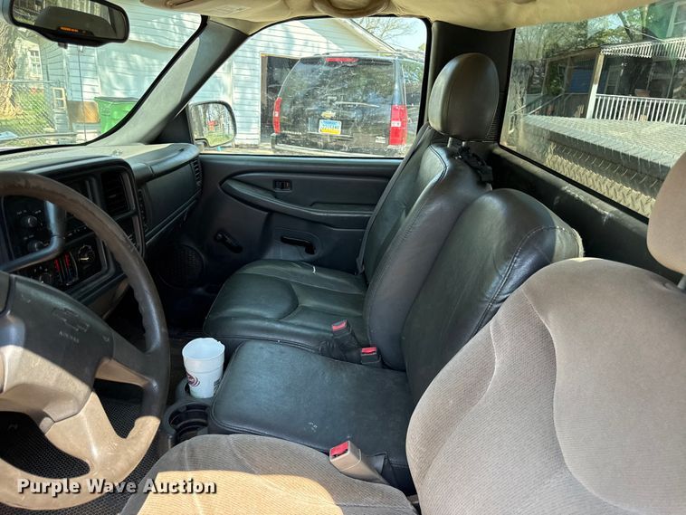 image for item EV7669 2004 Chevrolet 1500 pickup truck