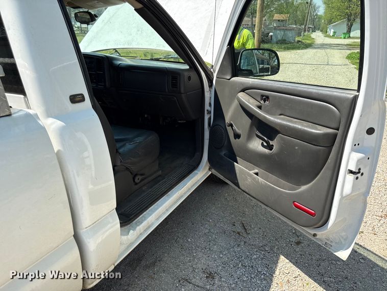 image for item EV7669 2004 Chevrolet 1500 pickup truck