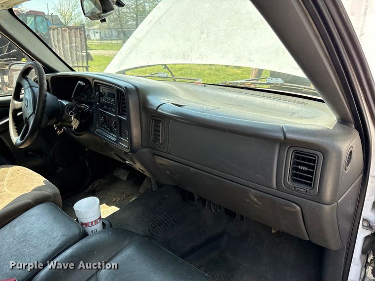 image for item EV7669 2004 Chevrolet 1500 pickup truck