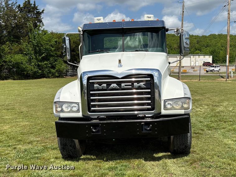 image for item EW1496 2015 Mack Gu  rollback truck