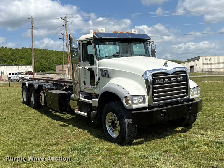 image for item EW1496 2015 Mack Gu  rollback truck