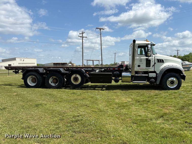 image for item EW1496 2015 Mack Gu  rollback truck