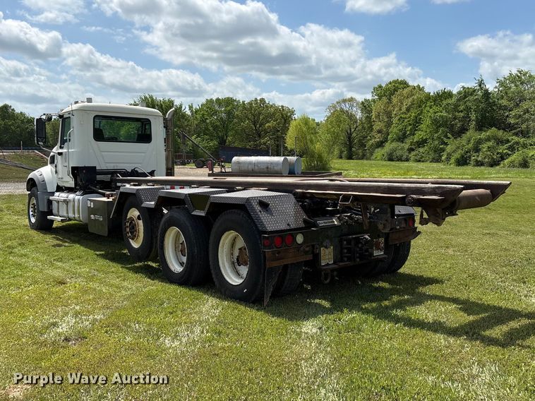 image for item EW1496 2015 Mack Gu  rollback truck