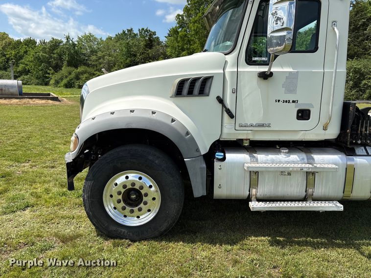 image for item EW1496 2015 Mack Gu  rollback truck
