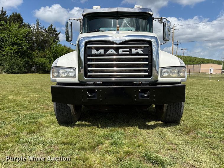 image for item EW1496 2015 Mack Gu  rollback truck