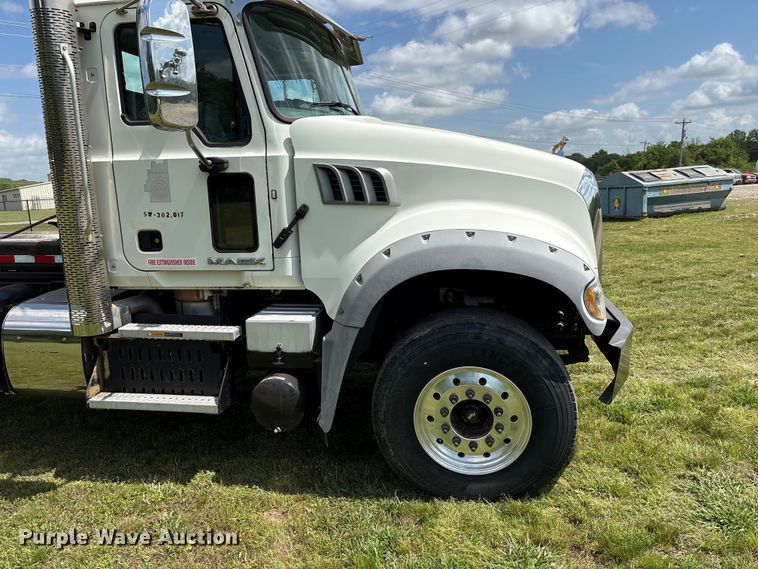 image for item EW1496 2015 Mack Gu  rollback truck