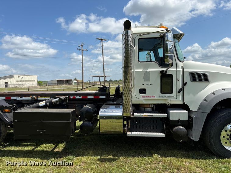 image for item EW1496 2015 Mack Gu  rollback truck