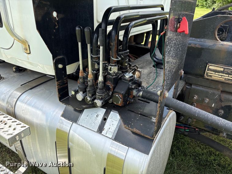 image for item EW1496 2015 Mack Gu  rollback truck