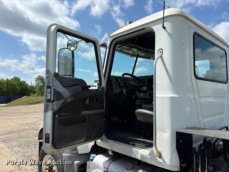 image for item EW1496 2015 Mack Gu  rollback truck