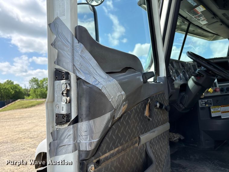 image for item EW1496 2015 Mack Gu  rollback truck