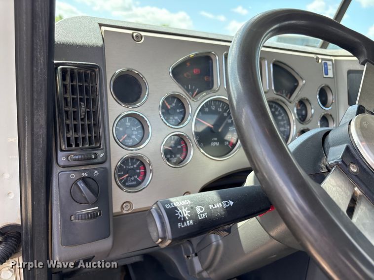 image for item EW1496 2015 Mack Gu  rollback truck