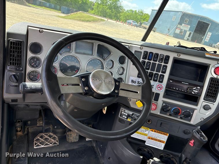 image for item EW1496 2015 Mack Gu  rollback truck