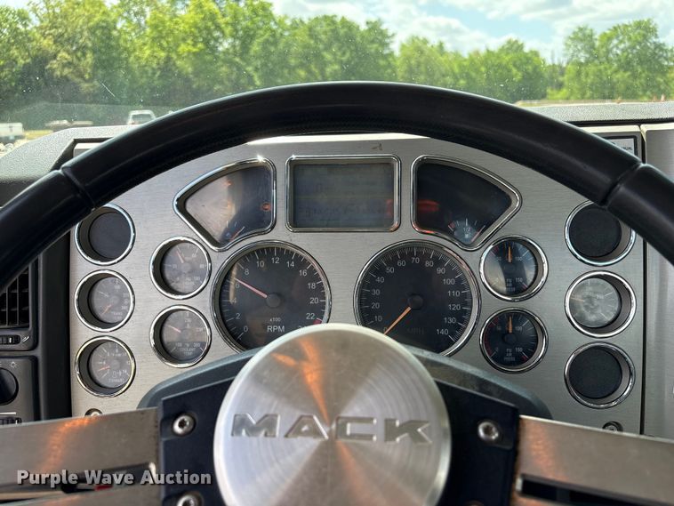 image for item EW1496 2015 Mack Gu  rollback truck