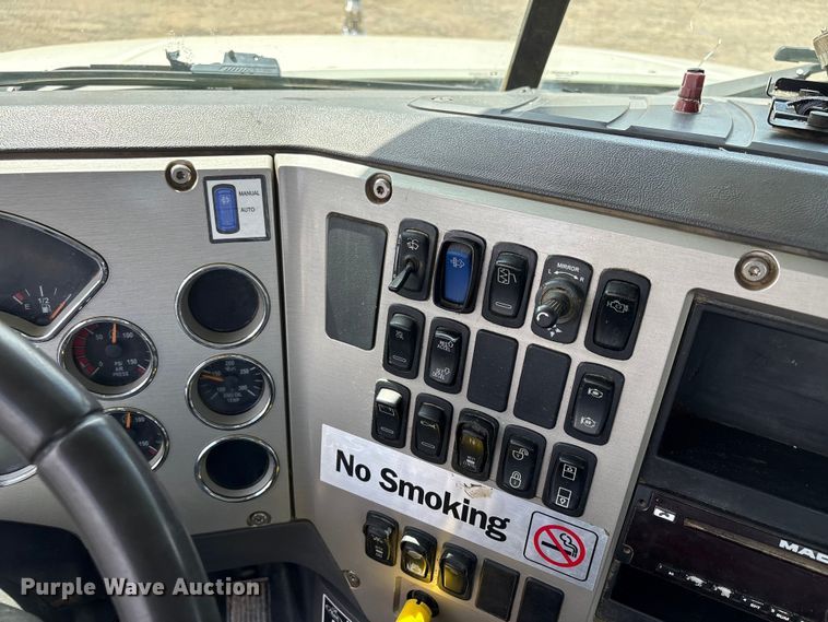 image for item EW1496 2015 Mack Gu  rollback truck