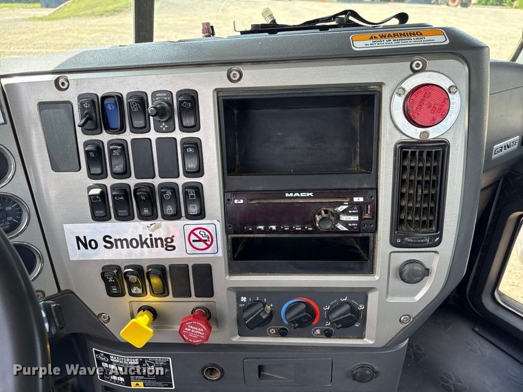 image for item EW1496 2015 Mack Gu  rollback truck