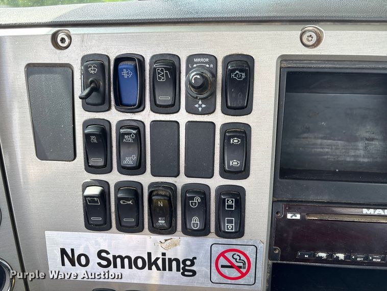 image for item EW1496 2015 Mack Gu  rollback truck