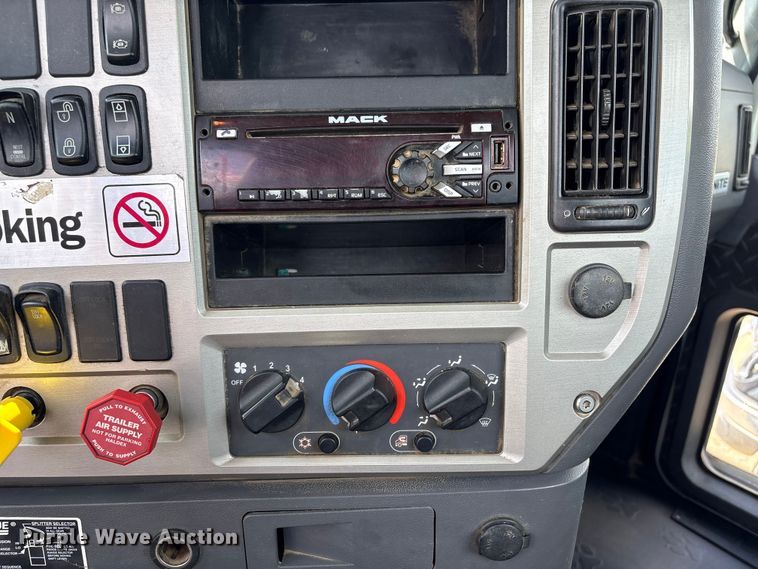 image for item EW1496 2015 Mack Gu  rollback truck