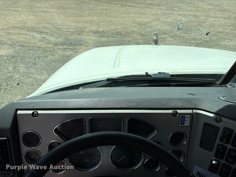 image for item EW1496 2015 Mack Gu  rollback truck