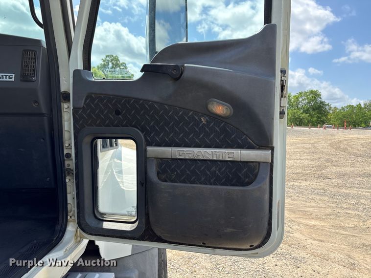 image for item EW1496 2015 Mack Gu  rollback truck