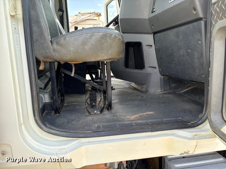 image for item EW1496 2015 Mack Gu  rollback truck