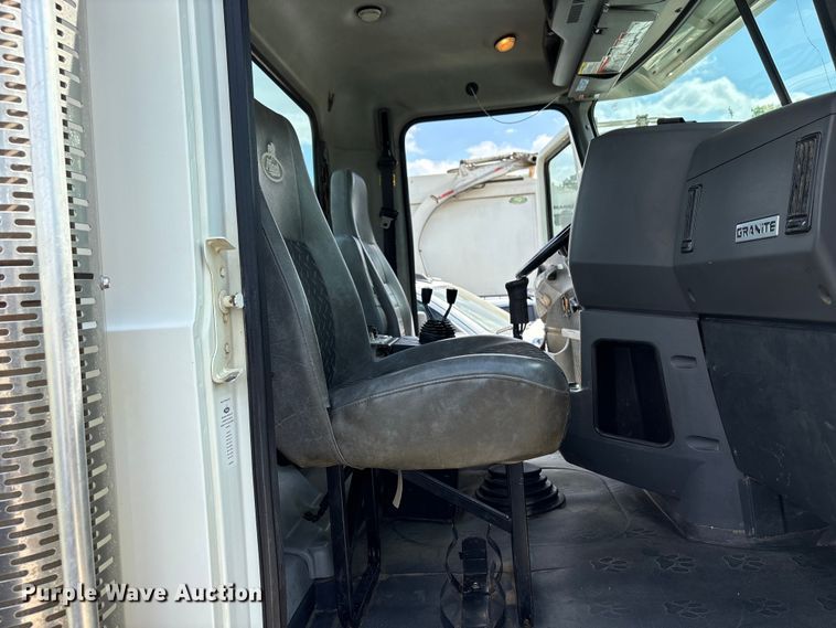 image for item EW1496 2015 Mack Gu  rollback truck