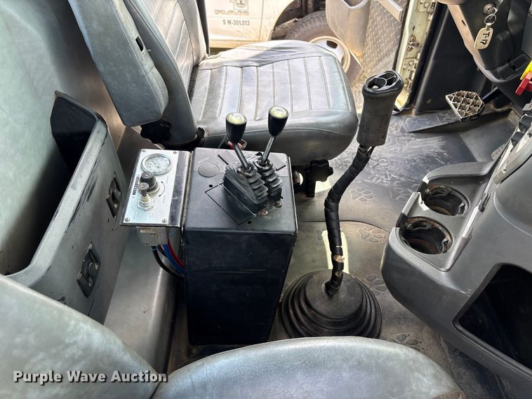 image for item EW1496 2015 Mack Gu  rollback truck