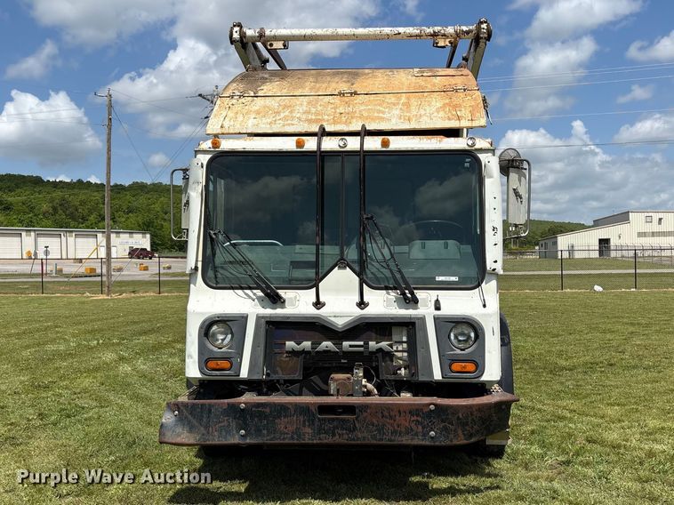 image for item EW1498 2018 Mack MRU refuse truck