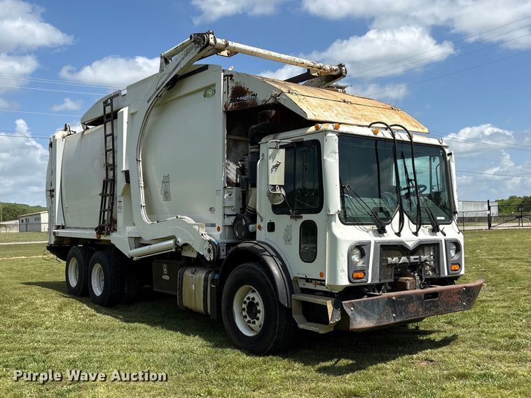 image for item EW1498 2018 Mack MRU refuse truck