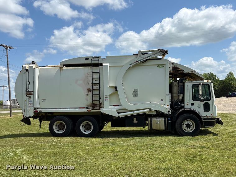 image for item EW1498 2018 Mack MRU refuse truck