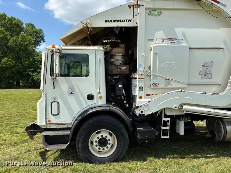 image for item EW1498 2018 Mack MRU refuse truck