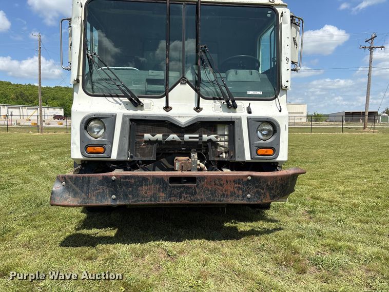 image for item EW1498 2018 Mack MRU refuse truck